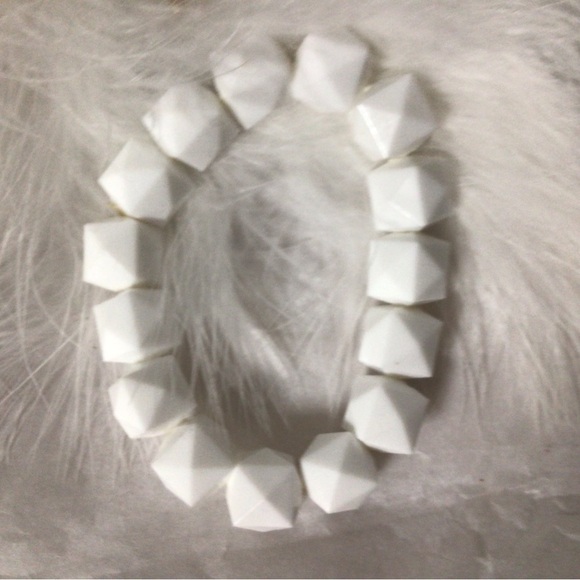 Geometric White Beaded Bracelet - Picture 3 of 4